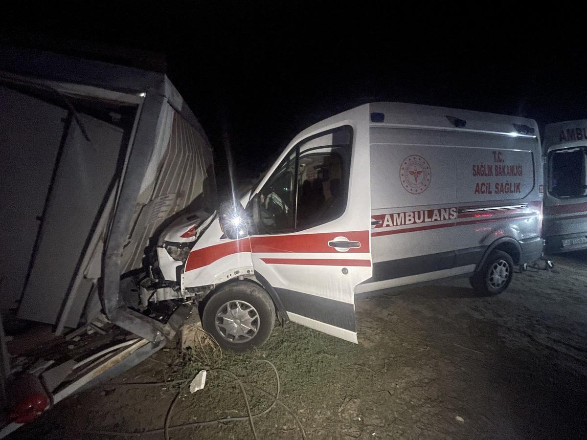 Nevşehir'de i&ccedil;inde hasta bulunan ambulansı ka&ccedil;ıran ş&uuml;pheli kaza yapınca yakalandı