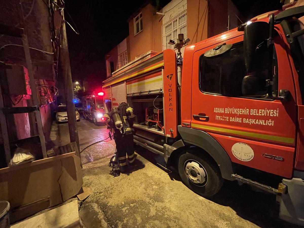 Adana'da binanın merdivenlerini ateşe veren kişi g&ouml;zaltına alındı