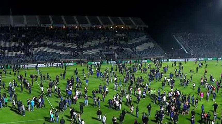 Yine futbol, yine ölüm! Arjantin'de Boca Juniors maçında adeta savaş çıktı! Polisin müdahalesi sonrası 1 kişi yaşamını yitirdi