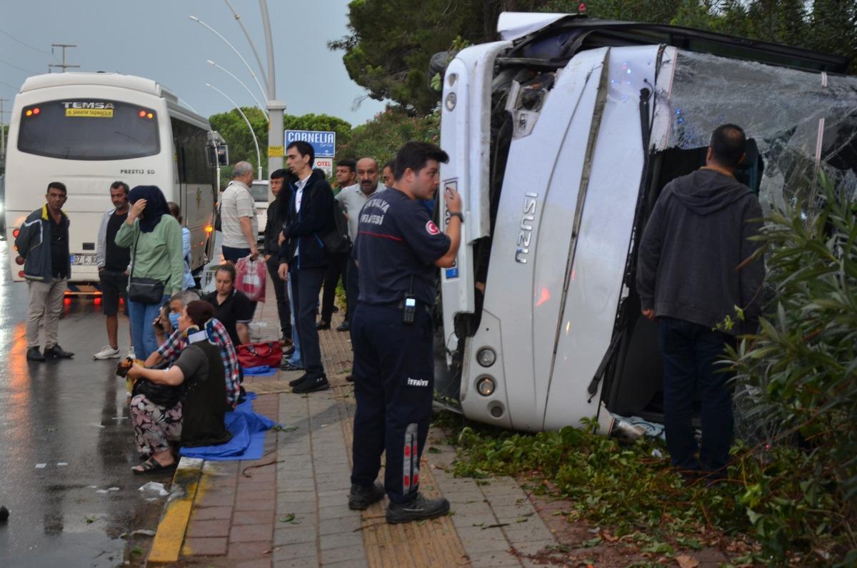 Antalya&rsquo;da servis midib&uuml;s&uuml; devrildi, 9 kişi yaralandı