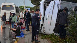 Antalya’da servis midibüsü devrildi, 9 kişi yaralandı