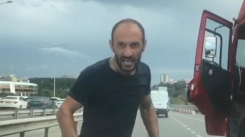 TIR şoförü tartıştığı sürücüye dehşeti yaşattı! Korku dolu anlar kamerada