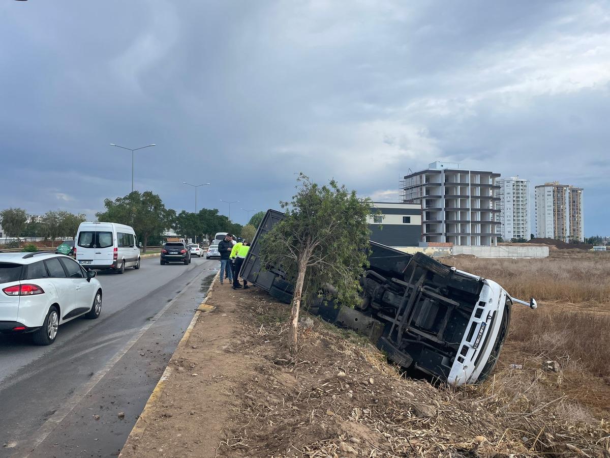 Antalya'da devrilen midib&uuml;steki 1 turist &ouml;ld&uuml;, 13 kişi yaralandı