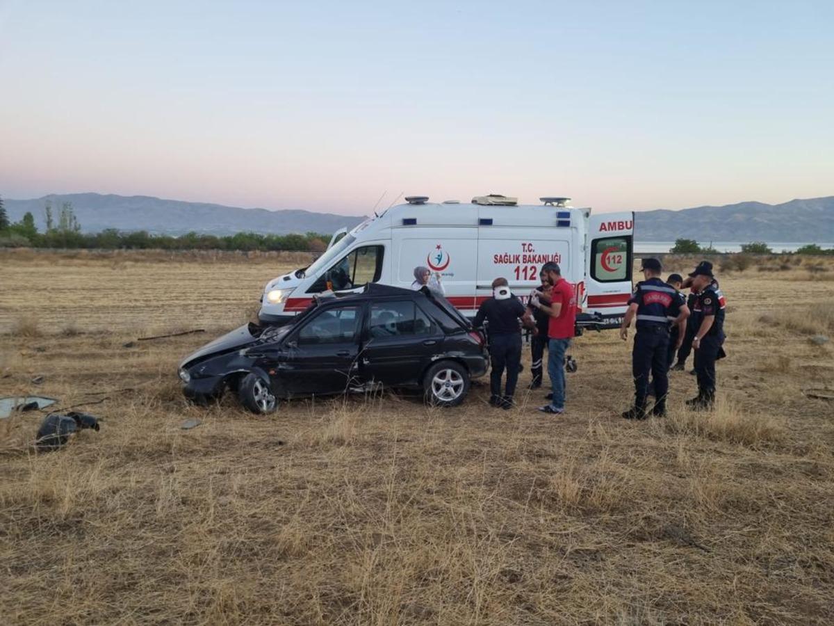 Elazığ'da otomobilin devrilmesi sonucu 1 kişi &ouml;ld&uuml;, 3 kişi yaralandı