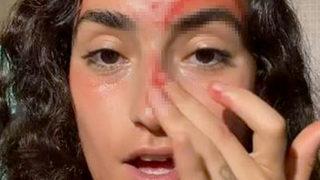 Cildini gençleştirmek için uyguladığı yöntem mide bulandırdı! Cildine adet kanını süren kadın büyük tepkiler aldı