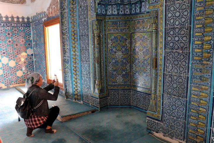 İsveçli profesör mimar, Muradiye Camisi'nin rengarenk çinilerine hayran kaldı G1