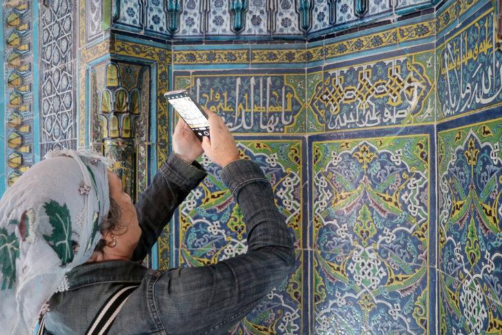 İsveçli profesör mimar, Muradiye Camisi'nin rengarenk çinilerine hayran kaldı G2