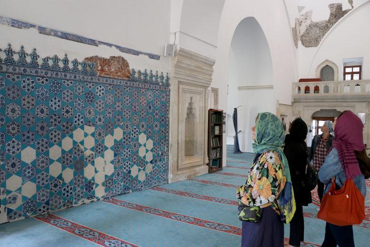 İsveçli profesör mimar, Muradiye Camisi'nin rengarenk çinilerine hayran kaldı G3