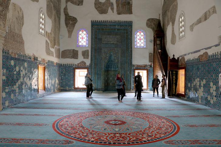 İsveçli profesör mimar, Muradiye Camisi'nin rengarenk çinilerine hayran kaldı G4