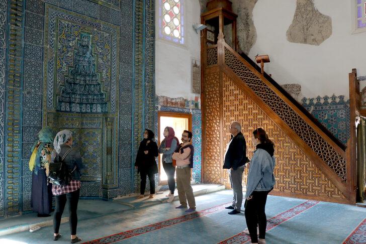 İsveçli profesör mimar, Muradiye Camisi'nin rengarenk çinilerine hayran kaldı G5