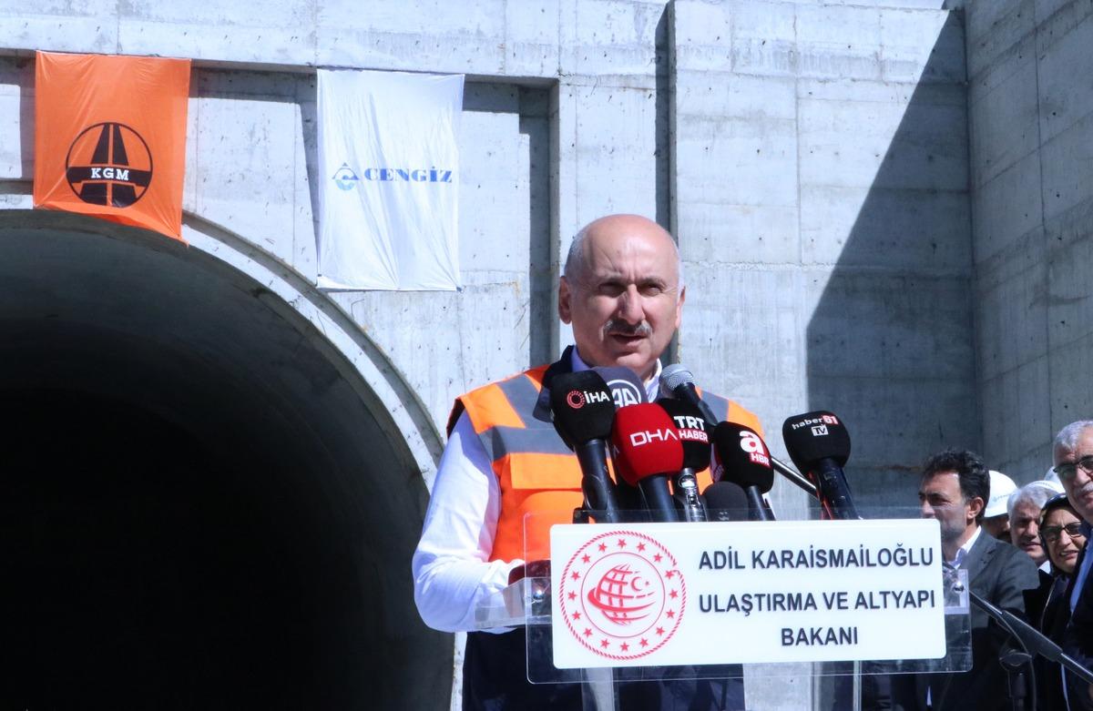 Ulaştırma ve Altyapı Bakanı Adil Karaismailoğlu, yeni Zigana T&uuml;neli inşaatında incelemelerde bulundu: