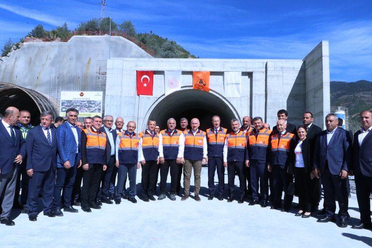 Ulaştırma ve Altyapı Bakanı Adil Karaismailoğlu, yeni Zigana Tüneli inşaatında incelemelerde bulundu: G4