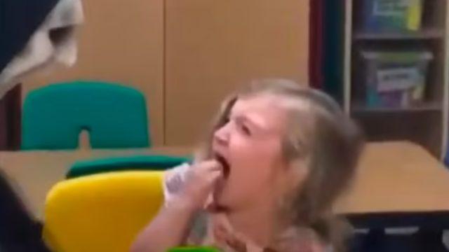 Bu nasıl şaka! Kreş çalışanı korku filmi maskesi takarak çocukları korkuttu... Çığlık çığlığa sınıftan kaçtılar 