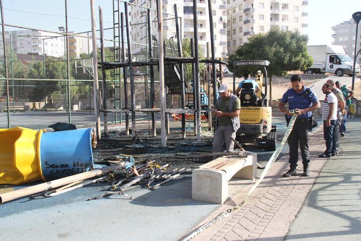Mardin'de çocuk parkındaki oyun grubu yandı, 2 şüpheli yakalandı G2
