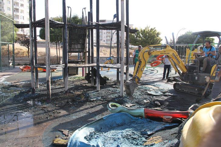 Mardin'de çocuk parkındaki oyun grubu yandı, 2 şüpheli yakalandı G5