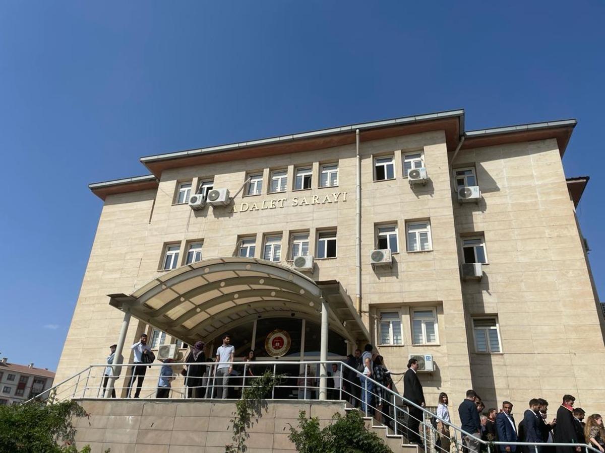 Şırnak'ta ara&ccedil;la avukata &ccedil;arpan polisin yargılanmasına devam edildi