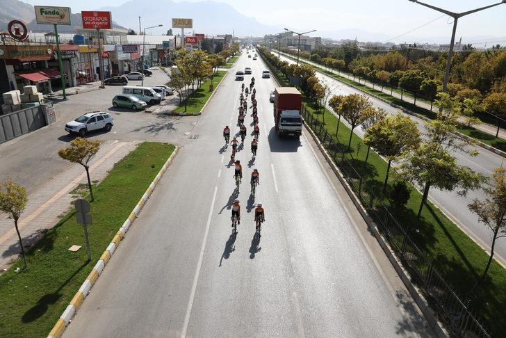 "Umuda Pedal" ekibi Vanlı çocuklar için pedal çeviriyor G1