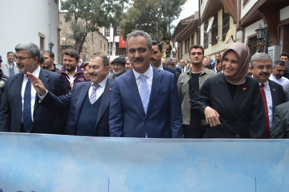 Milli Eğitim Bakanı &Ouml;zer, GastroAfyon'un kortejine katıldı