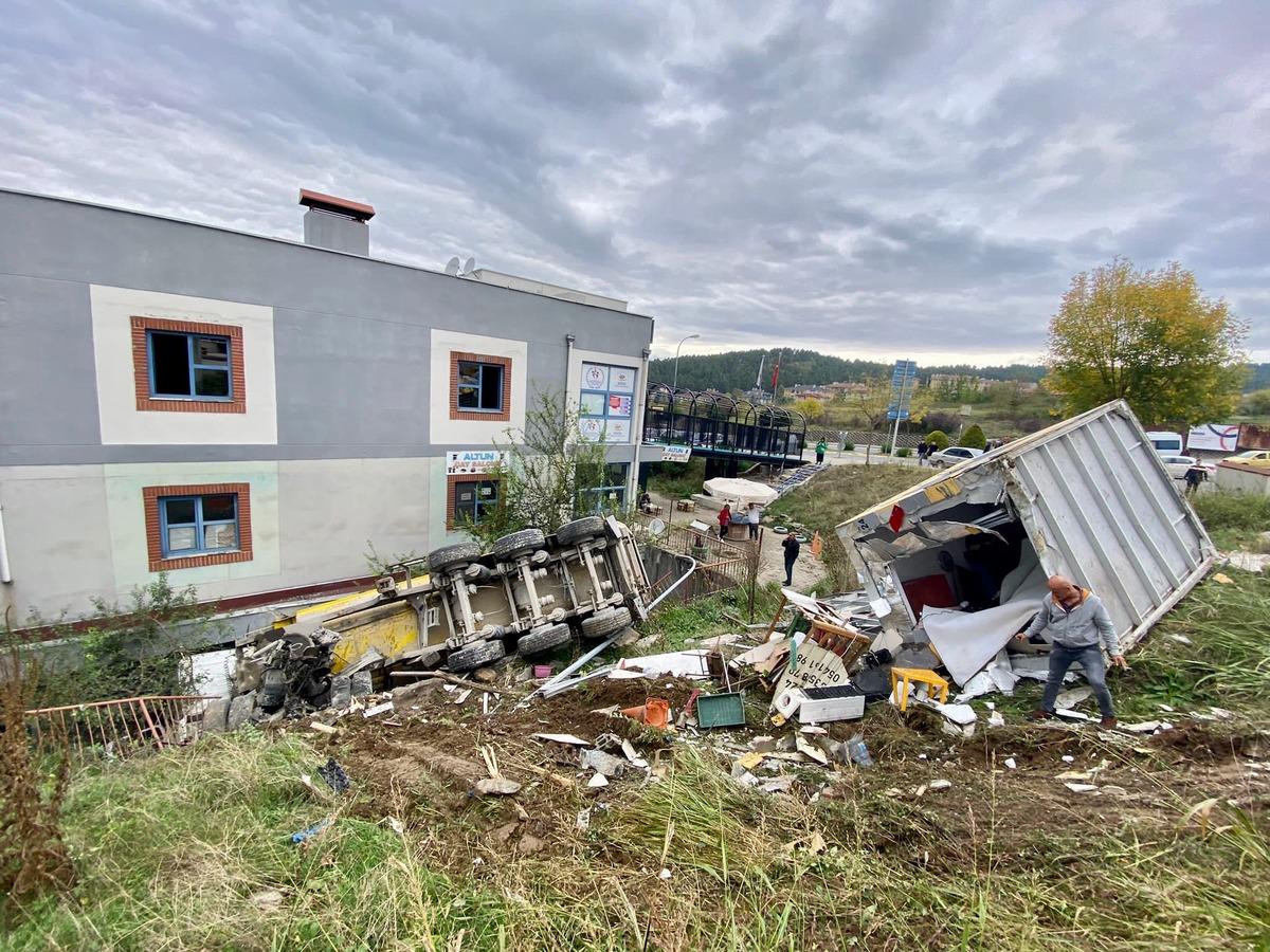 D&uuml;zce'de park halinde freni boşalan kamyon taksi durağına &ccedil;arptı