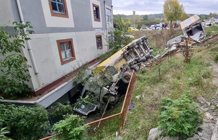 Düzce'de park halinde freni boşalan kamyon taksi durağına çarptı G2