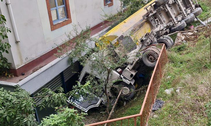 Düzce'de park halinde freni boşalan kamyon taksi durağına çarptı G3