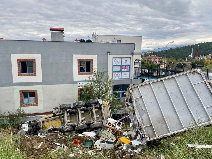 Düzce'de park halinde freni boşalan kamyon taksi durağına çarptı G4