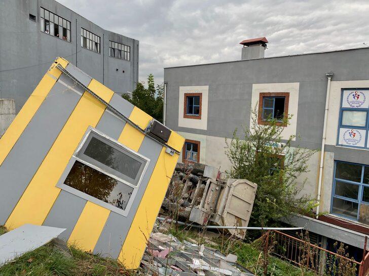 Düzce'de park halinde freni boşalan kamyon taksi durağına çarptı G5