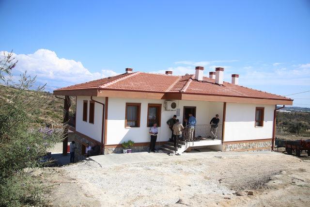 Dışişleri Bakanı Çavuşoğlu, Manavgat'ta yeni evlerine kavuşan aileleri ziyaret etti