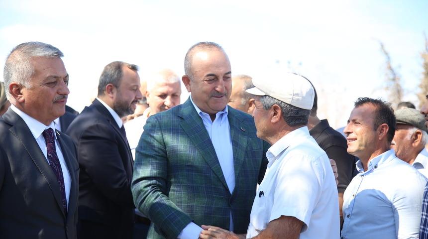 Dışişleri Bakanı Çavuşoğlu, Manavgat'ta yeni evlerine kavuşan aileleri ziyaret etti