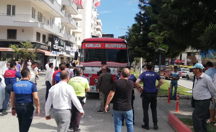 Kumluca Belediyesinde grev yapan işçiler ile belediye görevlileri arasında arbede yaşandı G4