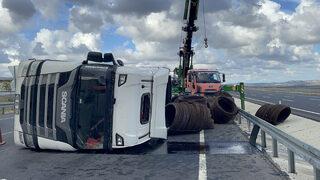 Çatalca'da devrilen tırın şoförü yaralandı