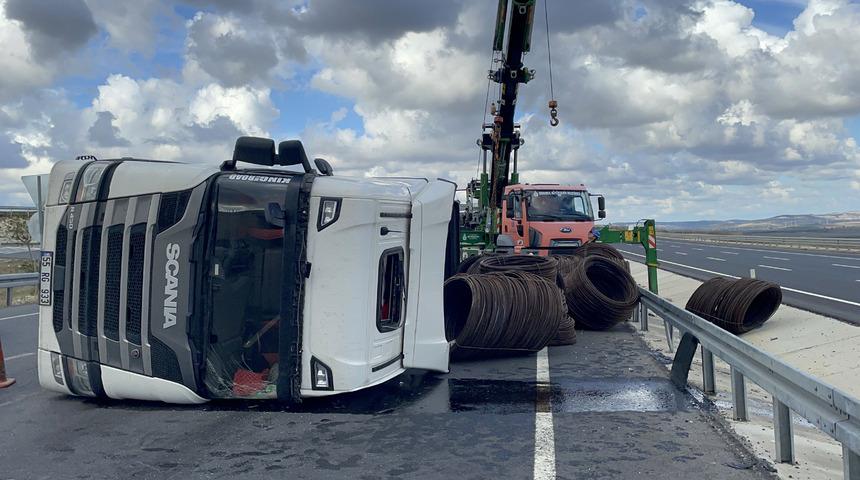 Çatalca'da devrilen tırın şoförü yaralandı