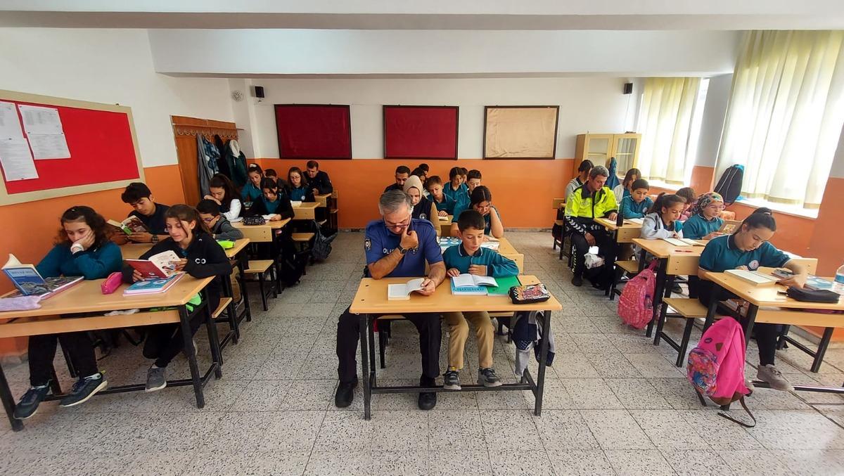 Polis okullarda &ouml;ğrencilerle kitap okuyup oyunlar oynuyor
