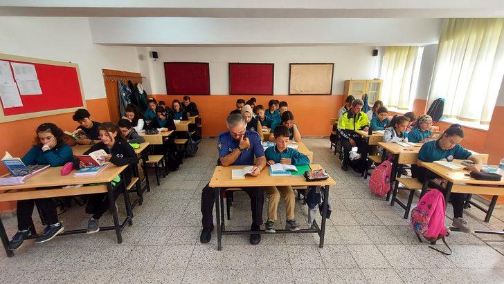 Polis okullarda öğrencilerle kitap okuyup oyunlar oynuyor G1