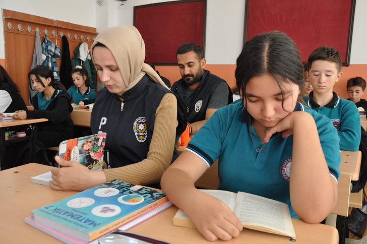Polis okullarda öğrencilerle kitap okuyup oyunlar oynuyor G2