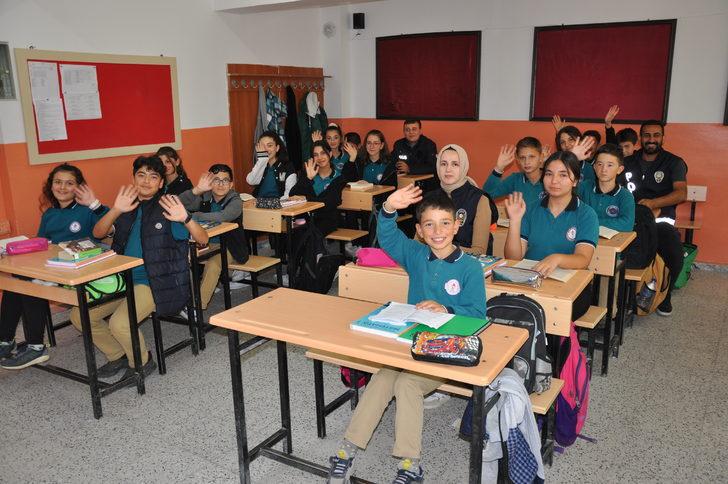 Polis okullarda öğrencilerle kitap okuyup oyunlar oynuyor G3