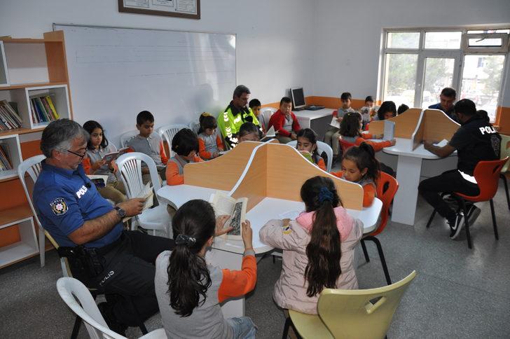 Polis okullarda öğrencilerle kitap okuyup oyunlar oynuyor G4