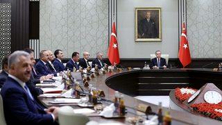 'Erdoğan'ı ikna edip görevde kalmalarını sağlayacak projelere yoğunlaşan bakanlar var'