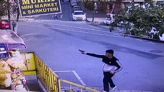 Gaziosmanpaşa'da silahlı saldırı kamerada! Yoldan geçen kadın vuruldu
