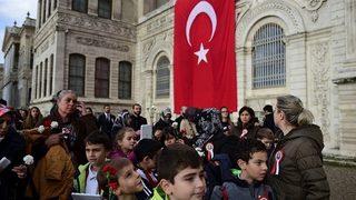 'Dolmabahçe Sarayı'na ilkokul öğrencileri girmesin' tartışması