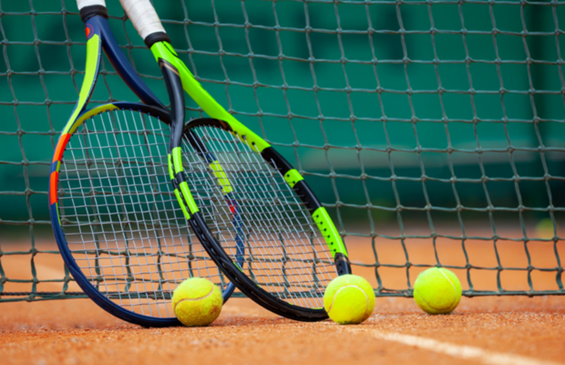 Tenise başlamak isteyenlerin ilk alması gereken şey en iyi yetişkin tenis raketleri ve markaları