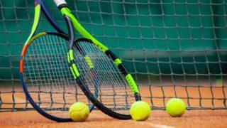 Tenise başlamak isteyenlerin ilk alması gereken şey en iyi yetişkin tenis raketleri ve markaları