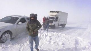 Kardan yol kapandı, ulaşım durdu