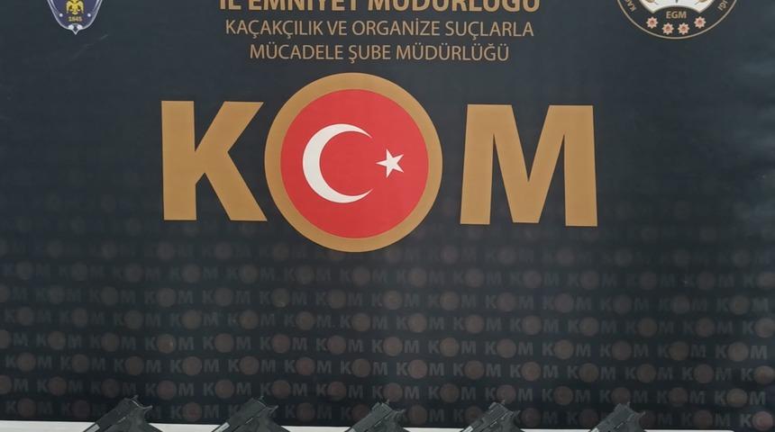 Niğde'de bir otomobilde 8 ruhsatsız tabanca ele geçirildi