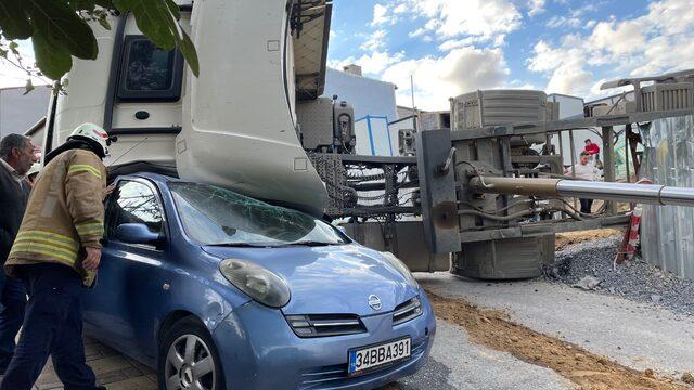 Üsküdar’da hafriyat kamyonu park halindeki otomobilin üzerine devrildi