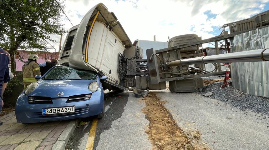 Üsküdar’da hafriyat kamyonu park halindeki otomobilin üzerine devrildi