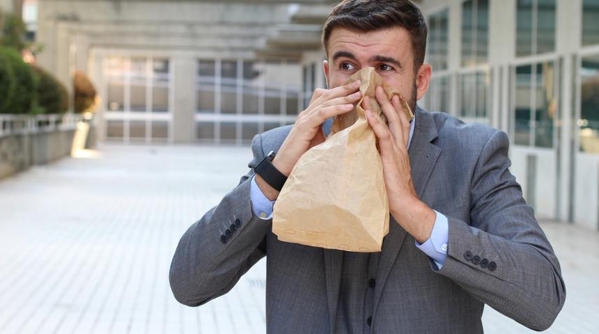 Bu belirtilerden 4’ü varsa doktora koşun: Panik atağa karşı etkili öneriler!