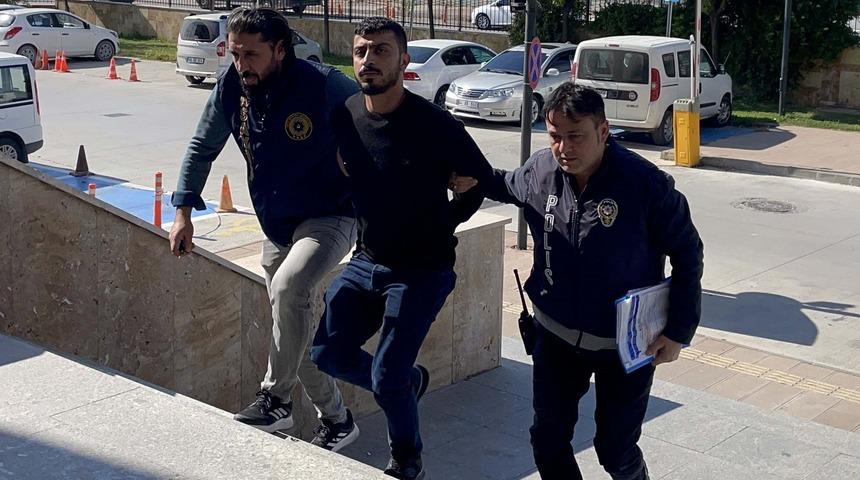 Uşak'ta otomobiliyle seyir halindeki sürücüyü silahla yaralayan şüpheli tutuklandı