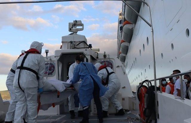 Çanakkale Boğazı'ndan geçen yolcu gemisinde rahatsızlanan 2 kişi hastaneye kaldırıldı