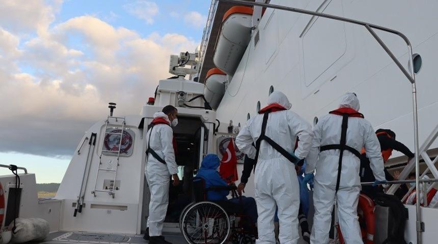 Çanakkale Boğazı'ndan geçen yolcu gemisinde rahatsızlanan 2 kişi hastaneye kaldırıldı